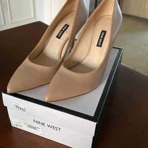 Nine West Womens size 9 natural leather heels.